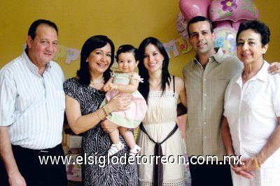 La festejada junto sus abuelos maternos Jesús Viesca Galván, Elisa Corrales de Viesca, sus padres Ana Elisa Viesca de Fernández y Amando Fernández Abularage y su abuela paterna Alicia Abularage de Fernández.