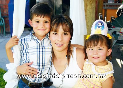 Valeria Muñoz con Javier y Valeria García.