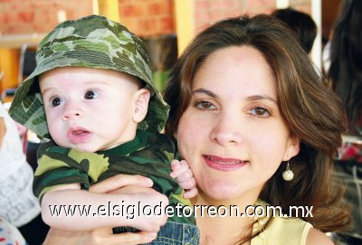 Mary García de Ramos con su hijo Miguel.