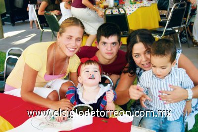 Martha Ganem, Ricardo Herrera, Valeria Nahle y Rodrigo Sáchez junto a la festejada.