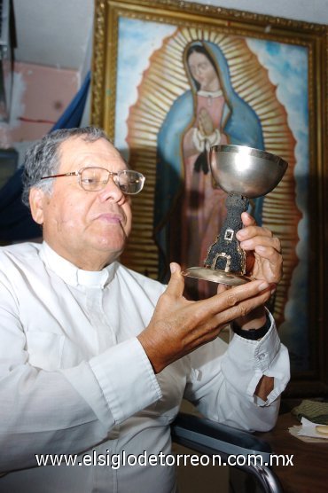 15092007
Por amor a su querido Torreón, el Pbro.  Luis Jesús mandó confeccionar este original cáliz elaborado en piedra porosa y con grabados simbólicos laguneros.