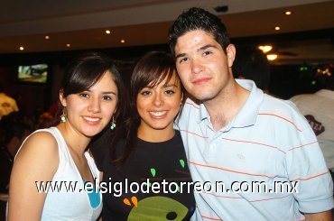 30092007
Laura Valle, Érika Méndez y Óscar Martínez.