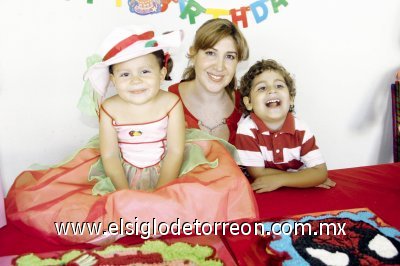 Rompen dos piñatas
Silvana y Eduardo Silveyra Silerio junto a su mamá Maricarmen Silerio de Silveyra.