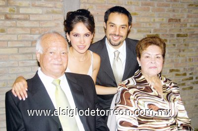 Francisco Arroyo y Martha Hernández de Arroyo acompañando a los novios.