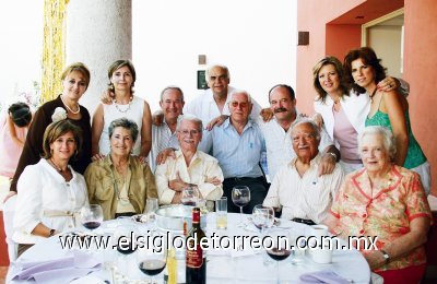 Rosario M. de Villarreal, Roberto Villarreal Roiz, Manuel Fernández Fernández, Alfonso Vargas Ibarra, Patricia Bryan de Vargas, Chelis de Zarragoicochea, Pepe Zarragoicochea, Ricardo Karam Ahuad, Lulú Von Bertrab de Karam, María Elena Fernández de Villarreal, Susana Fernández de Villarreal, Patricia Vargas Bryan y Roberto Villarreal Maíz.