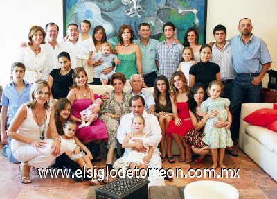 Manuel Fernández y María Elena Abusaid de Fernández con sus hijos y nietos.