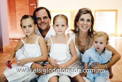 Iñaki y Gisela Jáuregui con sus hijos Arantza, Manuela e Iñaki Jáuregui Fernández.