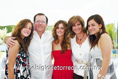 Pepe y Nena Villarreal con sus hijas Luisa, María Elena y Nerea Villarreal Fernández.