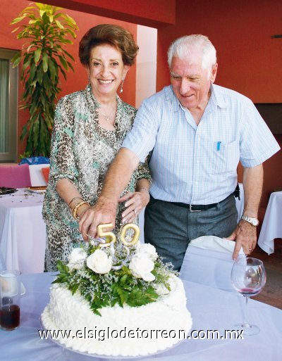 Cincuenta años juntos
María Elena Abusaid de Fernández y Manuel Fernández.