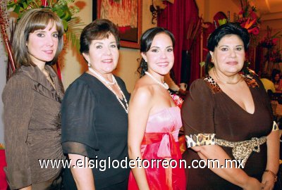 Gaby Suárez de Ramos, Lucía García de Hernández y Ana Patricia Ramos junto a la futura novia.