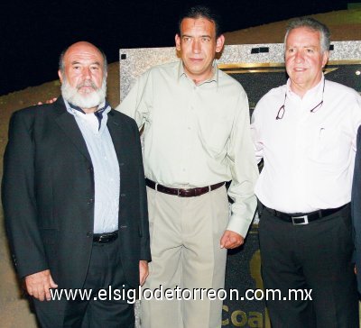 El escultor Rogelio Madero de la Peña, Humberto Moreira Valdés gobernador del estado y el empresario y promotor de esta magna obra Pedro Luis Martín Bringas.