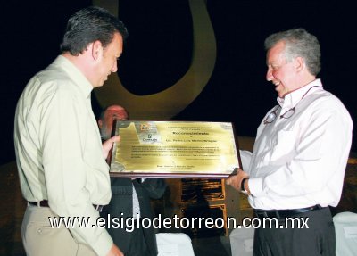 El Manto de la Virgen
Humberto Moreira Valdés entregando el reconocimiento a Pedro Luis Martín Bringas, por su valiosa participación en este proyecto.