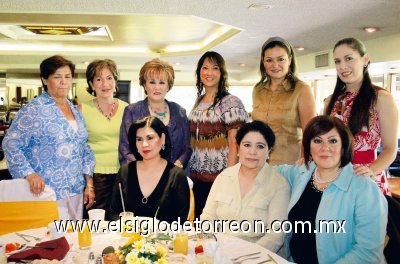 Alicia Villanueva de Flores junto a sus invitadas Carolina Reza, Elena de Fernández, Marcela Lozano de Wong, Lorena de Barrera, Wendy Barrios, Gloria de Jalife y Ángeles López de Jaidar.