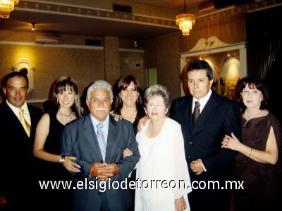 La familia Flores Amozurrutia acompañando a sus padres y abuelos en su jubuileo matrimonial.