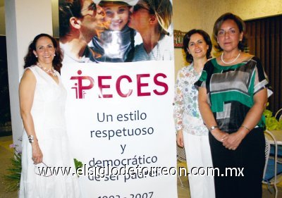 Presentan PECES
Mariela Medina de Delgado, Ma. De la Paz Iduñate de Lozano y Beatriz Flores de Alférez.