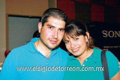 Oscar Navarrete y Laura Abraham.