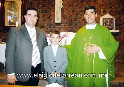 Luis Veyán Salmón junto a su padrino Rogelio Veyán y el Padre Antonio Baca.