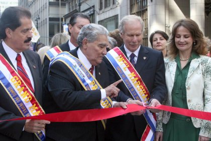 Arzú, alcalde de Ciudad de Guatemala, tuvo a su cargo el corte de cinta que dio inicio al evento, junto al congresista José Serrano, Gran Mariscal por Nueva York y el presidente del Desfile de la Hispanidad, Julio Barillas.