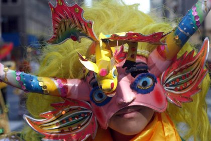 Bolivia dijo presente con sus danzas de “La Marinada”, un baile en que los negros esclavos dedicaban a la Virgen de Socavón, virgen de los mineros y algunos lucieron máscaras que representan al “metal diablo”, el estaño.