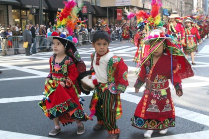 Llenos de orgullo desfilaron los representantes de todas las edades de los diversos países, el más numeroso y colorido el de Bolivia.