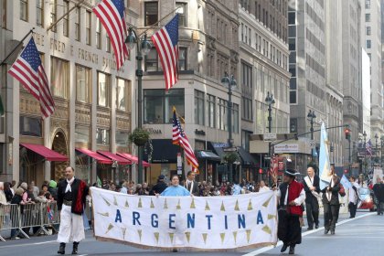 La delegación de Argentina con sus trajes típicos de gaucho y una imagen de la Virgen de Luján, patrona de ese país, desfiló encabezada por el cónsul Héctor Timmerman.