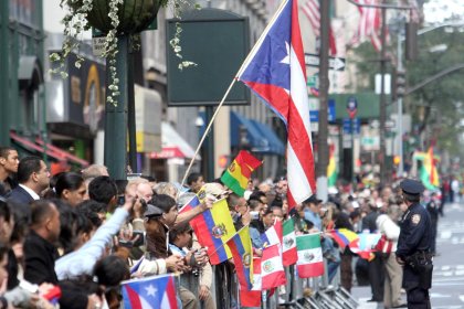 Miles de espectadores se agruparon para ver el 'desfile de la hispanidad', en Nueva York, EU., por la quinta avenida en Manhattan para presenciar el paso de las carrozas y los bailes típicos de los 21 paises iberoamericanos.