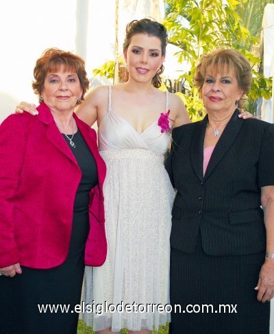 Nidia Dávila González junto a sus abuelas María Elena Rubio de González y María Cristina Saucedo de Dávila.