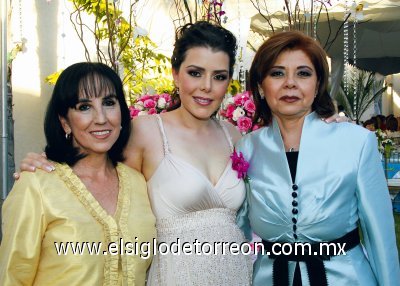 Enedina Cano de Ortiz y Silvia Dávila González con la futura novia.