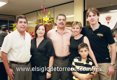 Roberto Garrido, Genoveva de Garrido, Hernando Garrido, Maricarmen de Garrido Paco Garrido y Daniel Garza.