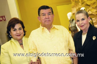 Elsa de Mena, Rigoberto Mena y Gaby Murra.