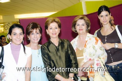 Nury y Montserrat Murra, Mara de López, Cristina Morales y Rosé Murra.