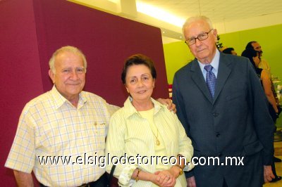 Jesús y Angelina Ruenes acompañados de Alejandro Lasalde.