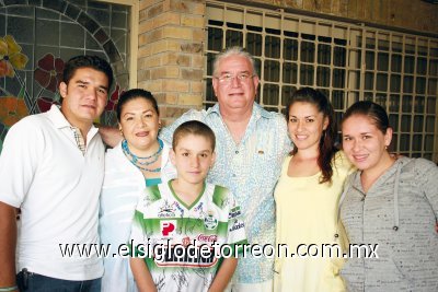 Celebra en grande su cumpleaños
Armando Navarro López, su esposa Ruth Pastrana de Navarro, junto a sus hijos Ruth, Ángela, Armando y Alberto.