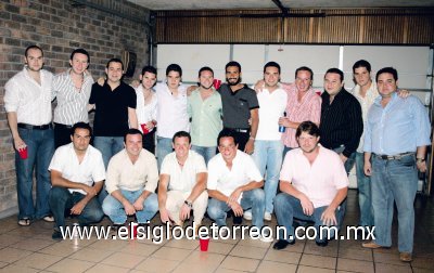 ¡Muchas Felicidades!
EL festejado Alejandro Vázquez Fierro junto a sus amigos César, Jorge Rosas, Luiser Olhagaray, Luis González, Alejandro Olhagaray, Alejandro Ramírez, Armando Cárdenas, Pepe Jiménez, Carlos Rosas, Jorge Díaz de León, José Humberto García, Jorge Ruvalcaba, José Robles, Miguel Cepeda, Enrique Hinojos y Toño Dávila.