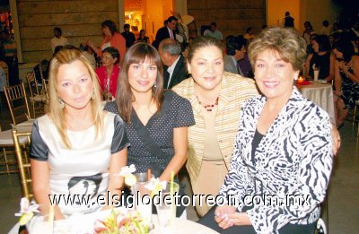 Interesante exposición
Paty Barba de Soler, Lorena S. de Barba, Ruth Pastrana de Navarro y Patricia P. de Barba.