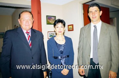 Christian Collier de la Marliere, Cónsul de Francia,  María Inés Subealdea de Collier de la Marliere y Rafael Gutiérrez Aladro, Rector de la UVM.