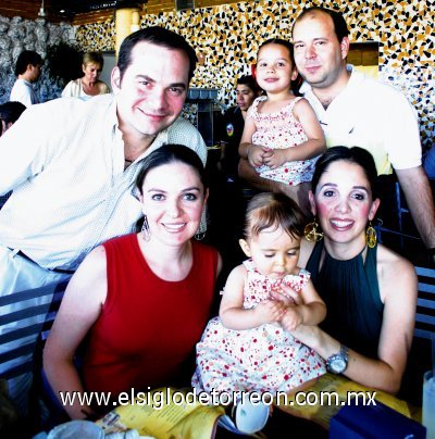 Georgina y José Antonio Alatorre, Ana Cris, Ana Sofía, Maria José y Juan Carlos Menéndez.