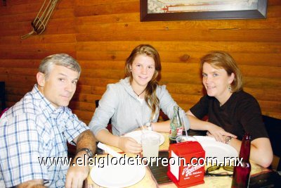 Adolfo Sesma, Mariana Sesma y Cristina Fuentes de Sesma.