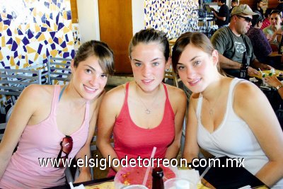 Ambiente playero
Fernanda García, Mariana y Elena Bohigas.