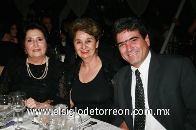 En recepción nupcial
Matilde Valdés, Pilar Madero de González y Ricardo González Madero.