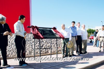 Revelación de la placa con las autoridades estatales y municipales, personajes del centenario de Torreón y el prestigiado escultor.