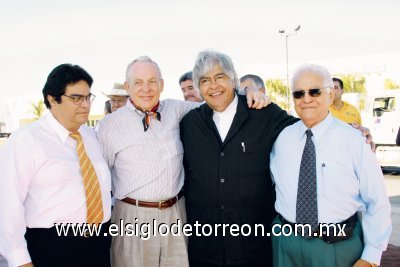 Nueva escultura
El escultor Pascual Hernández Guerra junto a Len Van der Graff, Sebastián y Pedro H. Rivas.