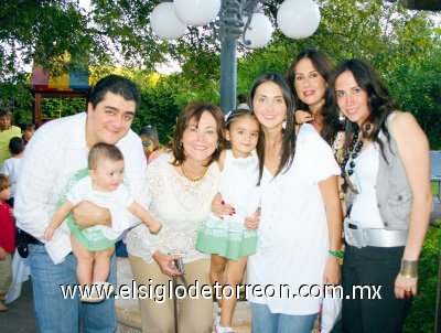 Jorge Fahur, Luciana Fahur Rodríguez, Mely González de Rodríguez, Mary Carmen Fahur Rodríguez, Mary Carmen Rodríguez de Fahur, Liliana Rodríguez de Russek y Ana Sofía Rodríguez González.