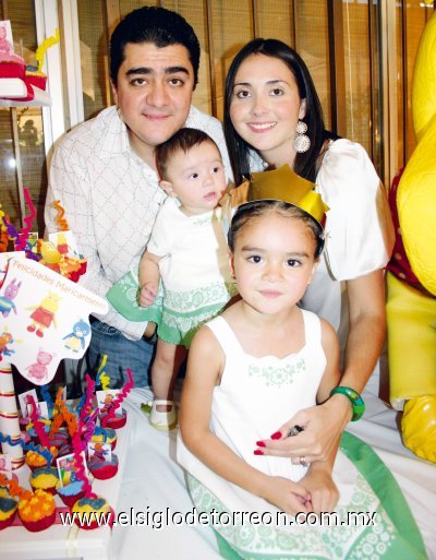 ROSTROS
¡Ya tiene 4 años!
Jorge Fahur y Mary Carmen Rodríguez de Fahur con sus hijas Mary Carmen y Luciana.