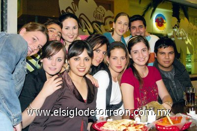 Y ¡Llego la noche!
Hassan Batarse, Milly Murra, Alma Martínez, Chacho Garrido, Mariana Webb, Lucero Carlos, Almendra González, Rafa Contreras, Laura Valle, Mayosa Barboglio, Ana Laura Quintero y Ana Gaby González.