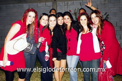 Fiesta en rojo
Ma. Rosa Martínez, Paty Llama, Sofía López, Mariana Sánchez, Alejandra Batarse, Margarita Martínez y Luly Gallegos.