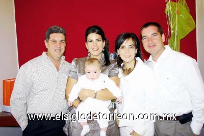 Enrique Núñez, Gabriela Sleiman de Núñez, Cynthia Sleiman de Jiménez y Javier Jiménez junto al pequeño Miguel Jiménez Sleiman.