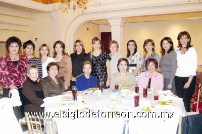 Ana Elisa Lastra de Robles junto a un grupo de amigas y familiares.