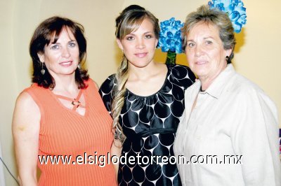 La festejada junto a Nono Derbéz de Robles y Ana Elisa Camacho de Lastra.