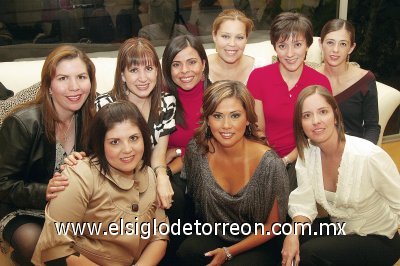 La festejada junto a sus amigas Selene de Aguilera, Carmen de Hernández, Lilia de Mortera, Valeria de González, Erika de Barbosa, Sonia de Fiscal, Iasone de Fortoul y Usua de Martínez.